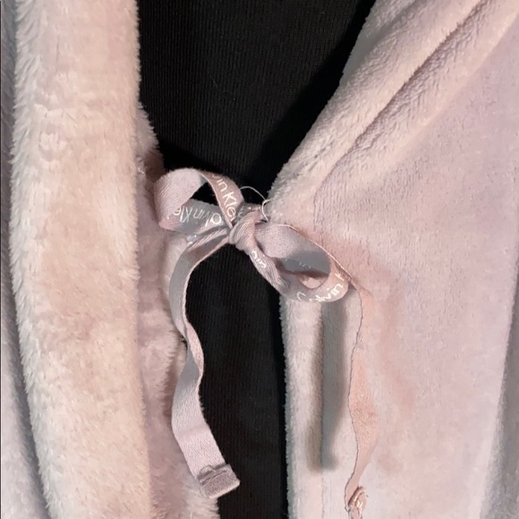 ❌SOLD❌ - Calvin Klein Long Sleeve Plush Robe - Picture 5 of 16